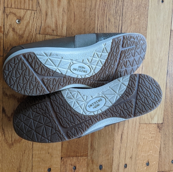 Earth Origins Elin Slip On Sneakers - Picture 3 of 9